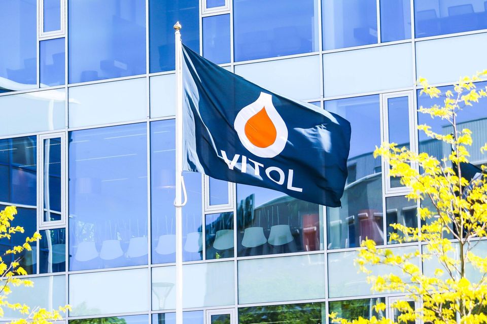 Wie Gunvor gehört auch Vitol zu den Energiehändlern, welche die Ukraine im April aufgefordert hatte, Handel mit russischem Öl einzustellen, da die Exporteinnahmen den Kauf von Waffen und Raketen durch Moskau finanzierten. Vitol ist eines der umsatzstärksten Unternehmen der Schweiz (2017 nach Glencore auf Platz zwei) und einer der größten Rohstoffhändler der Welt mit Sitz in Rotterdam und Genf. Das erste Halbjahr lief dank der Preisanstiege bei Öl und Gas erfreulich.