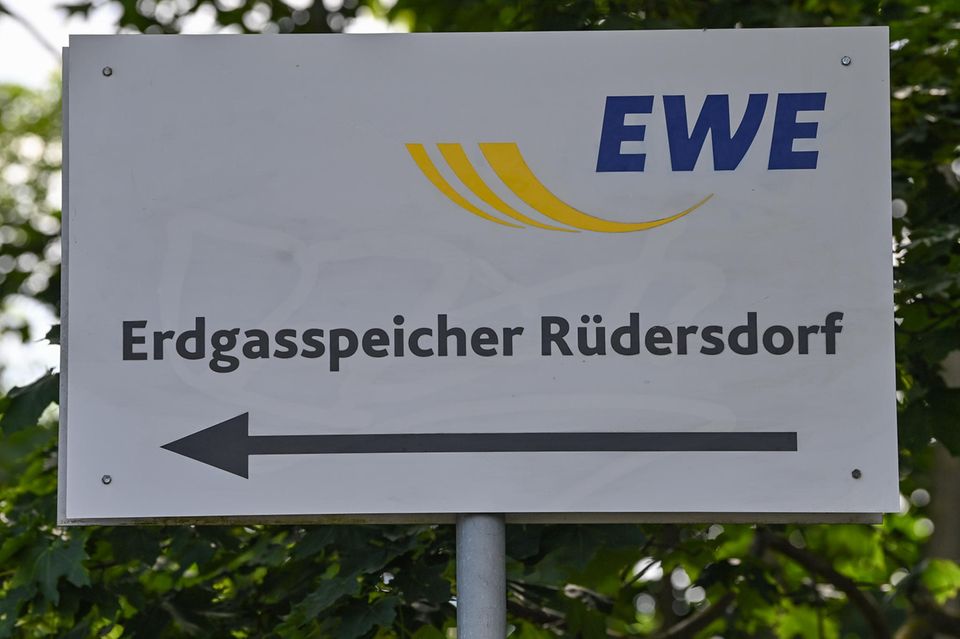 Von der Gasumlage sind alle Importeure von russischem Erdgas erfasst, auch wenn sie neben Gas auch Strom im Unternehmensportfolio bedienen – wie etwa der niedersächsische Versorger EWE. Er hat zum 1. Oktober weitere Preisaufschläge für knapp 500.000 Endkunden angekündigt. Starke Kundenzuläufe machten den Strom- und Gaseinkauf zu Höchstpreisen erforderlich, hieß es zur Begründung. EWE gilt bisher als profitabel.