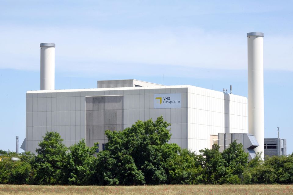 Die verbleibenden rund zehn Prozent der Umlagekosten entfallen auf die übrigen acht Unternehmen. Eine davon ist die EnBW-Tochter VNG. Der drittgrößte deutsche Gashändler mit Sitz in Leipzig ist europaweit mit Gashandel und Vertrieb, Gastransport und Gasspeicherung aktiv. VNG hatte bereits im März nach dem ersten Höhenflug der Preise an den europäischen Märkten einen Milliardenkredit der staatlichen Förderbank KfW beantragt. Der ist offenbar bewilligt aber noch nicht abgerufen. Über den konkreten Bedarf an Ausgleichszahlungen hält sich die Aktiengesellschaft bedeckt. Die EnBW vermeldete für das erste Halbjahr ein Plus von 1,42 Mrd. Euro, verweist aber auf die Eigenständigkeit der Tochter.
