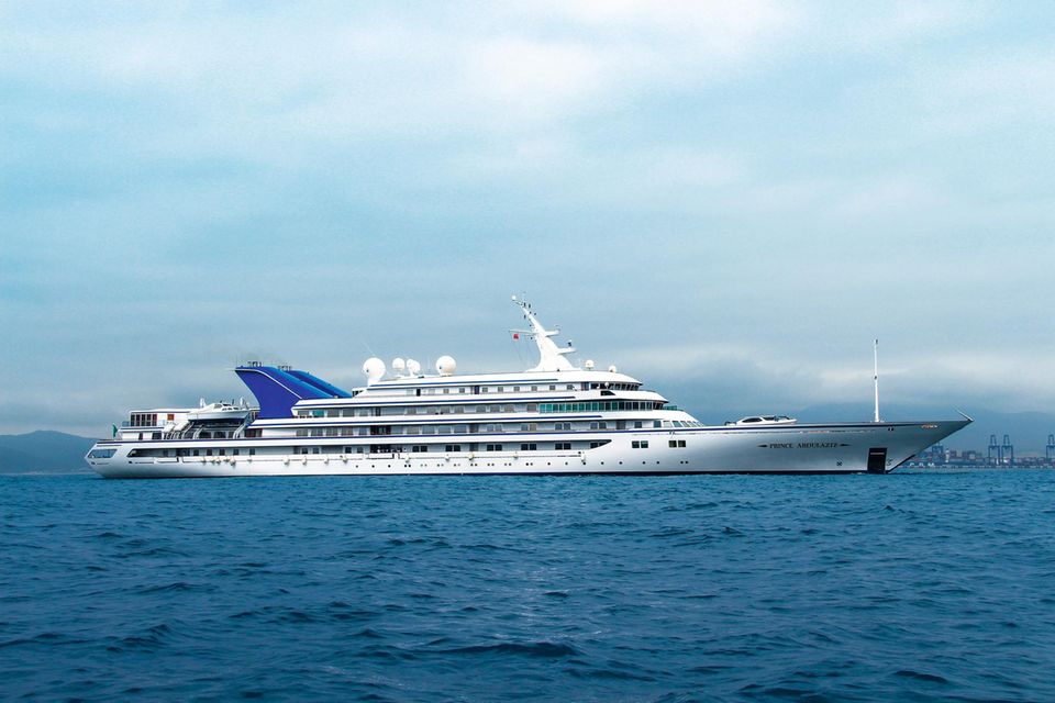 Eine mehrstöckige weiße Luxus-Yacht