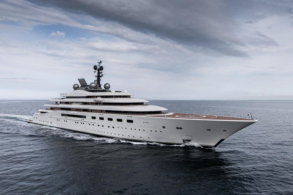 Eine weiße Luxus-Yacht unter dunklen Wolken