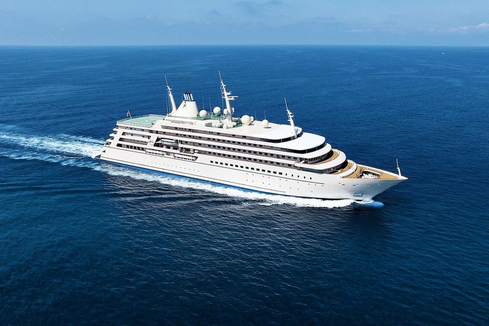 Die weiße Luxus-Yacht fährt mitten durch den Ozean