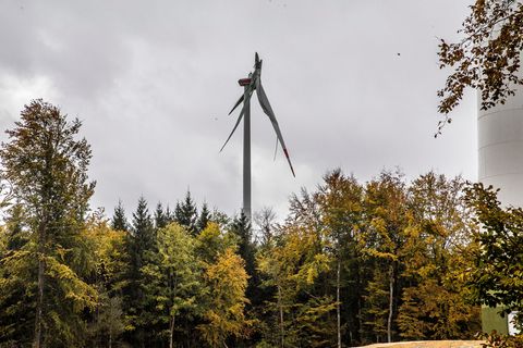 Beschädigtes Windrad nach einem Sturm