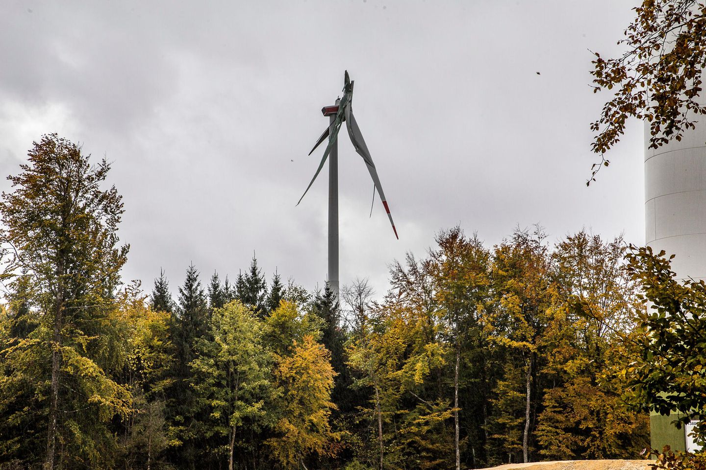 Beschädigtes Windrad nach einem Sturm