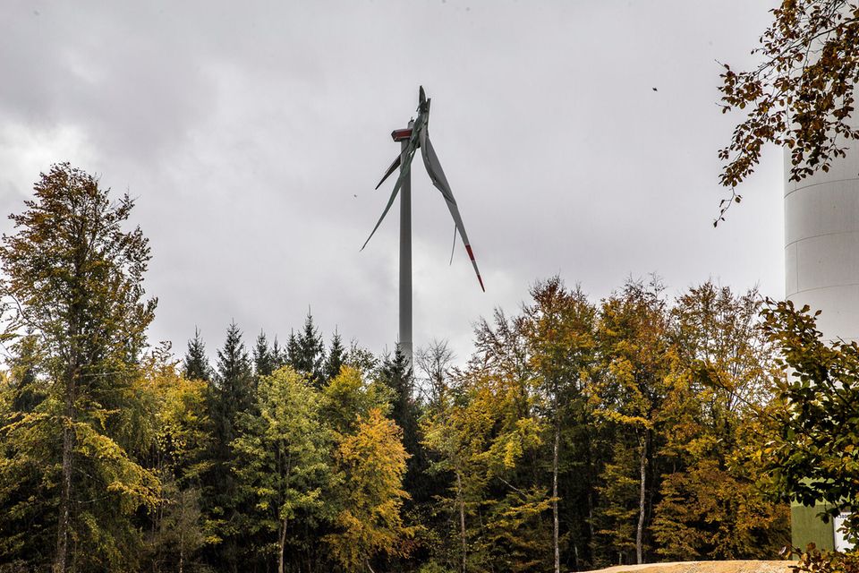 Beschädigtes Windrad nach einem Sturm