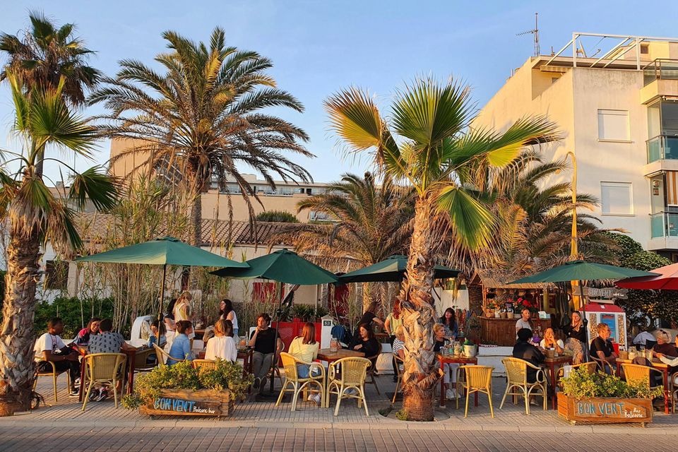 Ein von Palmen umgebenes Restaurant auf einer spanischen Insel