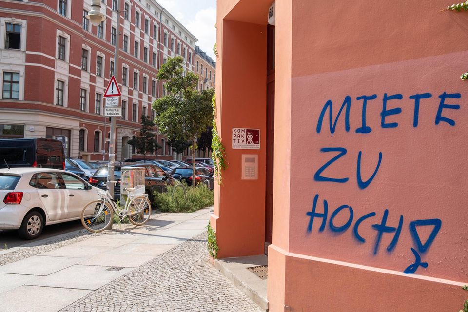 MIETE ZU HOCH! - Schriftzug an einem Wohnhaus in der Pappelallee im Berliner Standtteil Prenzlauer Berg