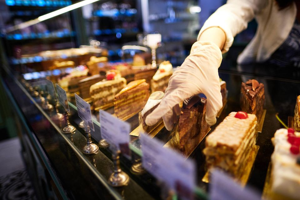 In Österreich wurde für eine Arbeitsstunde ebenfalls etwas mehr gezahlt als in Deutschland. Arbeitgeber entrichteten 2021 durchschnittlich 38,50 Euro für Gehalt und Lohnnebenkosten.