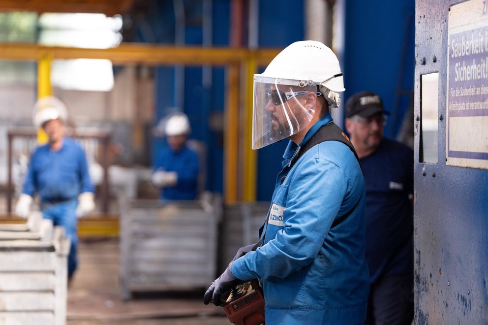 Deutsche Arbeitgeber zahlten 2021 in der EU die siebthöchsten Arbeitskosten. Die durchschnittliche Höhe je Stunde belief sich auf 37,30 Euro – rund 30 Prozent über dem EU-Durchschnitt. Besonders teuer war eine Arbeitsstunde laut Destatis im verarbeitenden Gewerbe (41,90 Euro, Platz vier in der EU). Deutlich darunter lag demnach der Stundenpreis bei Dienstleistungen (34,89 Euro, Platz neun).