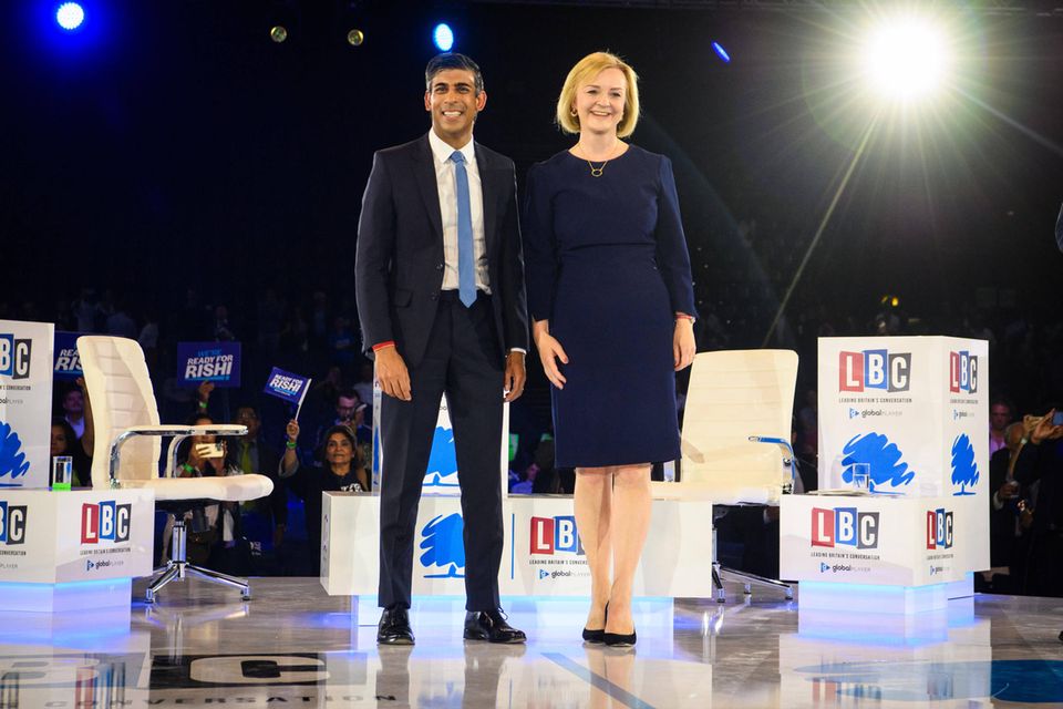 Rishi Sunak und Liz Truss, die Wettbewerber um die Nachfolge von Premierminister Boris Johnson, nach ihrem zwölften und letzten Rededuell im Londoner Wembley-Stadion