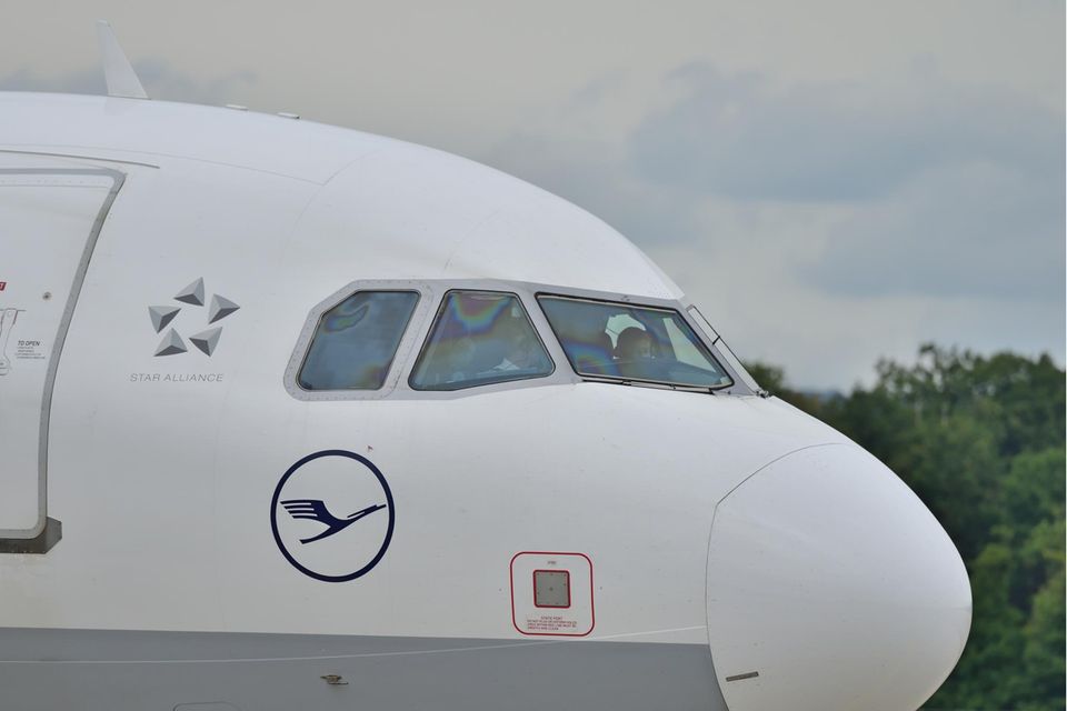 Lufthansa Maschine am Frankfurter Flughafen Fraport. Im Cockpit, zwei Piloten.