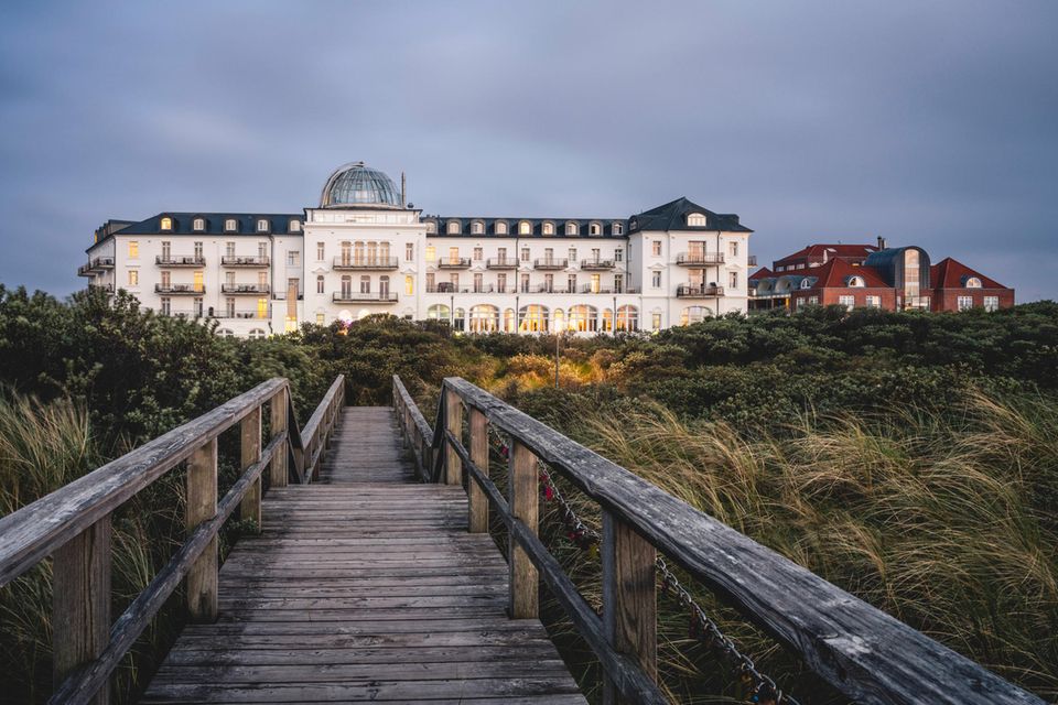 3 Juist Auf Juist wurden bereits 2020 mindestens fünfstellige Quadratmeterpreise verlangt. Die Nordsee-Insel war der einzige Vertreter des Rankings, in dem die obere Preisspanne 2021 gesunken ist. Sie lag bei 14.000 Euro, 500 Euro weniger als im Vorjahr. Dafür begannen die Preise bei 11.000 statt 10.200 Euro. Hinzu kam ein extremer Liebhaberpreis für besonders begehrte Objekte. Für die zahlten Käufer laut Engel & Völkers bis zu 21.000 Euro je Quadratmeter.