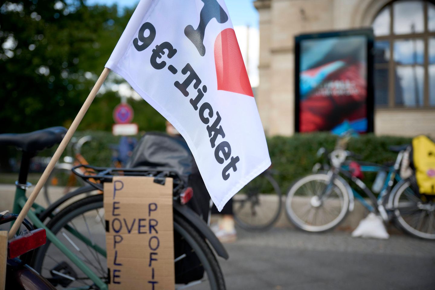 Das beliebte 9-Euro-Ticket ist zum 1. September ausgelaufen. Die Bundesregierung diskutiert über Nachfolge-Lösungen