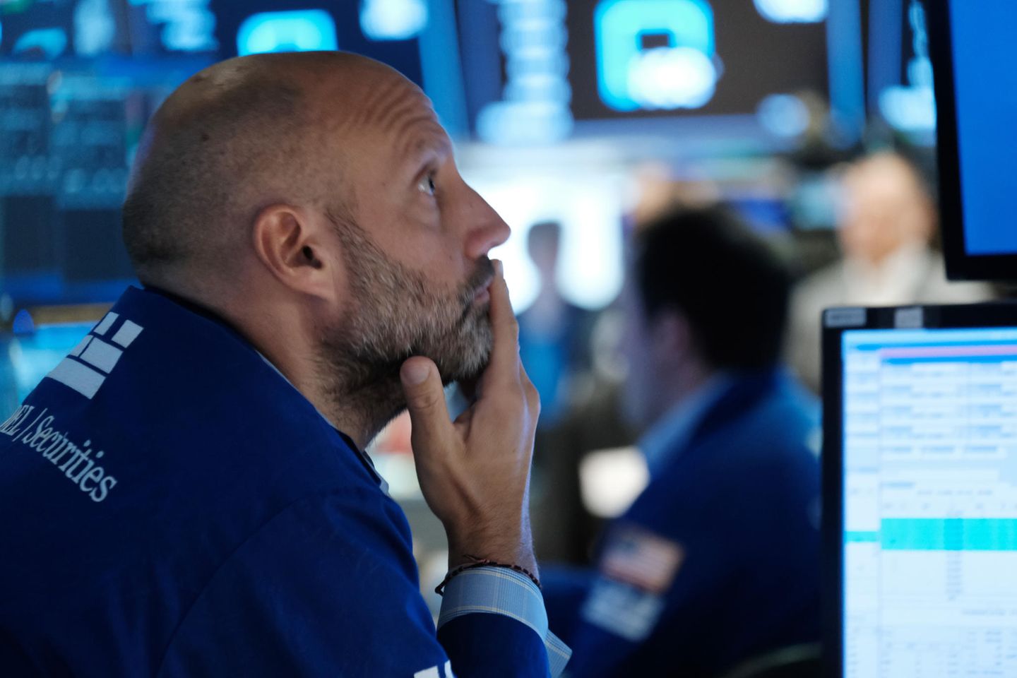 Ein Händler an der New Yorker Börse schaut auf einen Monitor