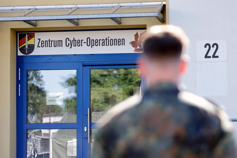 Externe IT- und Cyberabwehr-Spezialisten werden bei der Bundeswehr so dringend gesucht, dass es für sie eine Prämie von bis zu 1000 Euro pro Monat gibt. Die Truppe zählte zuletzt im sogenannten Cyber- und Informationsraum 14.243 Beschäftigte.