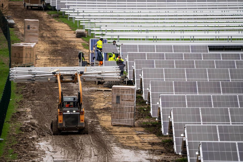 Photovoltaik blieb vom Abwärtstrend bei den erneuerbaren Energien 2021 weitgehend unberührt. Der Anteil von Solarenergie an der Stromeinspeisung sank minimal um 0,5 Prozent auf 8,7 Prozent. Das bedeutete Platz fünf unter den wichtigsten Stromlieferanten in Deutschland.