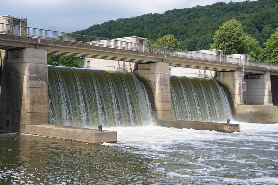 Abwärts ging es auch für Strom aus Wasserkraft. Aus ihr wurden zuletzt laut der Statistik rund 16,9 TWh erzeugt. Das bedeutete im Strommix Platz acht, wenn man die Rubrik „Sonstige“ außer Acht lässt. 1990 lag Wasserkraft noch auf Platz fünf (19,4 TWh). 