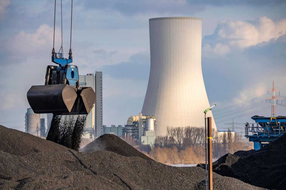 Heute wird verglichen mit 1990 weniger als halb so viel Strom aus Steinkohle produziert. Bei der Platzierung der wichtigsten Stromquellen ging es aber nur einen Platz auf den vierten Rang herunter. Die eingespeiste Menge sank währenddessen von 140,8 auf 64,4 TWh. 