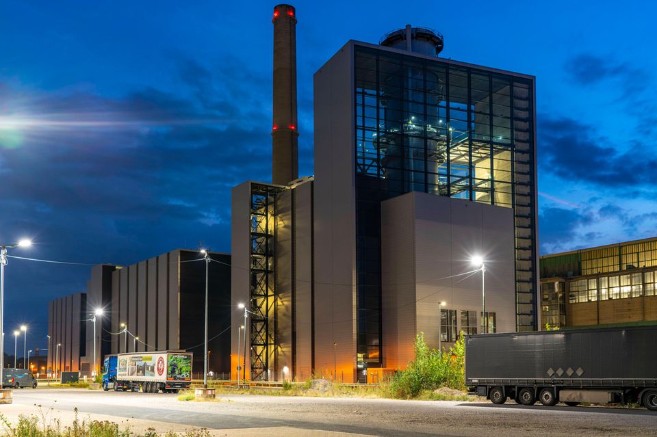 Auch im ersten Jahr des russischen Angriffskriegs in der Ukraine blieb Erdgas die drittwichtigste Stütze der Stromproduktion. 79,8 TWh wurden laut Destatis aus Erdgas generiert. Zum Vergleich: 1990 waren es lediglich 35,9 TWh und Platz vier gewesen. 