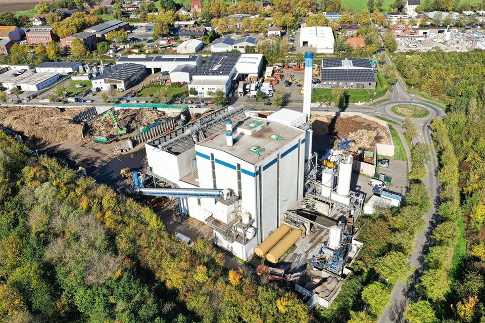 6 Biogas Während 2021 der Anteil konventioneller Energien gestiegen ist, hat sich die Menge von Strom aus erneuerbaren Quellen verringert. Sie sank um 7,6 Prozent auf 42,4 Prozent. Auf Biogas entfielen dabei 5,8 Prozent an der gesamten Stromeinspeisung. Die belief sich 2021 auf knapp 518 Milliarden Kilowattstunden. „Das waren 2,6 Prozent mehr Strom als im Vorjahr, aber 3,1 Prozent weniger als im von der Corona-Krise unbeeinflussten Jahr 2019“, teilten die Statistiker mit.
