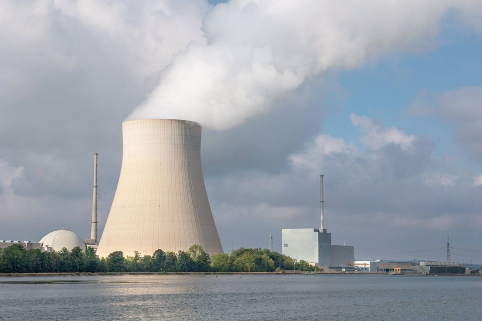 Blick auf das Atomkraftwerk Isar 2