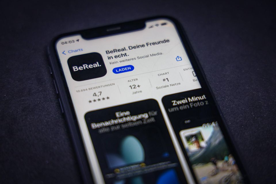 Bereal ist die App der Stunde: Seit Wochen hält sie sich auf Platz eins der Apple-Download-Charts in den USA