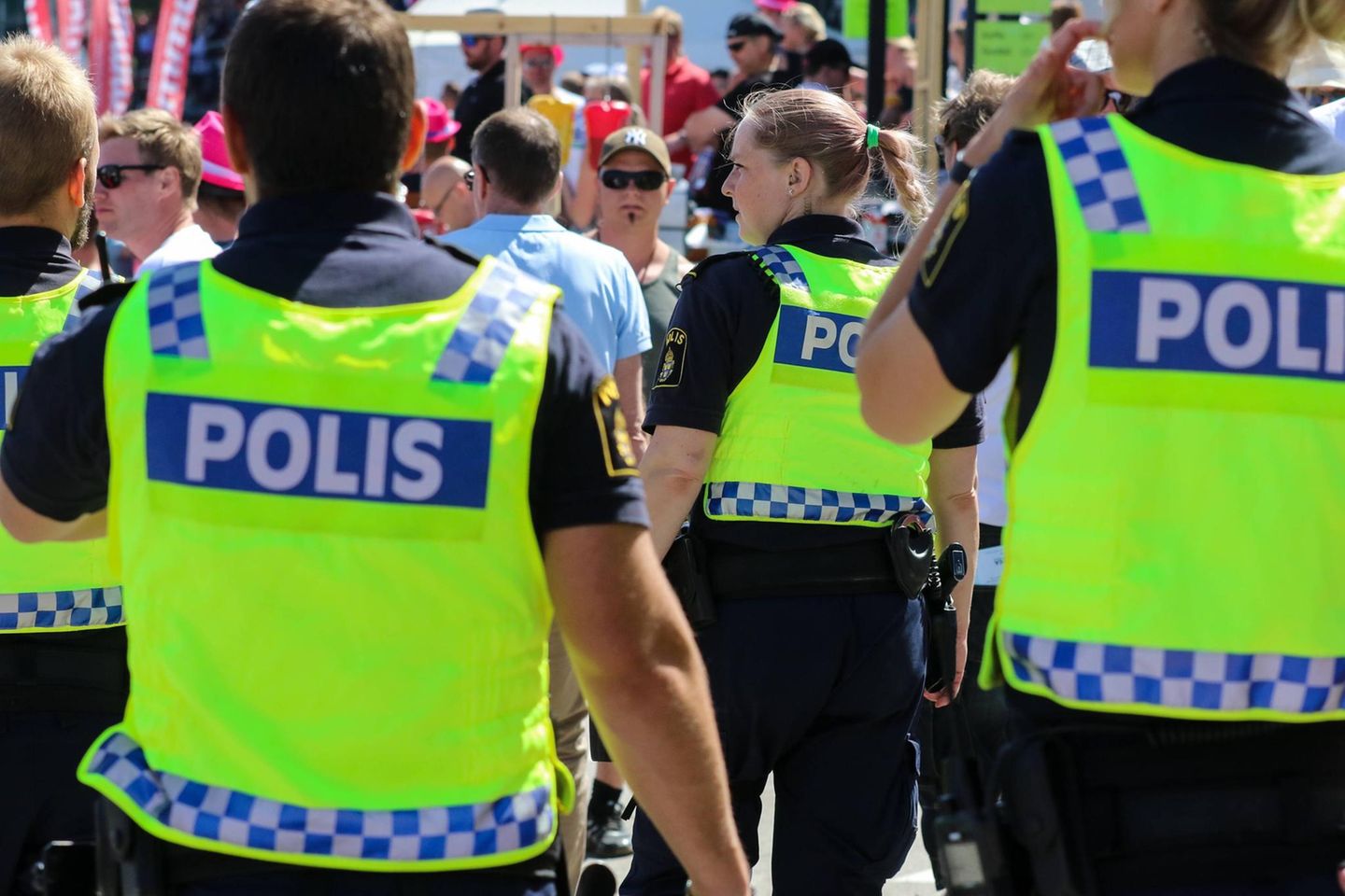 Schwedische Polizistinnen und Polizisten sichern eine Veranstaltung