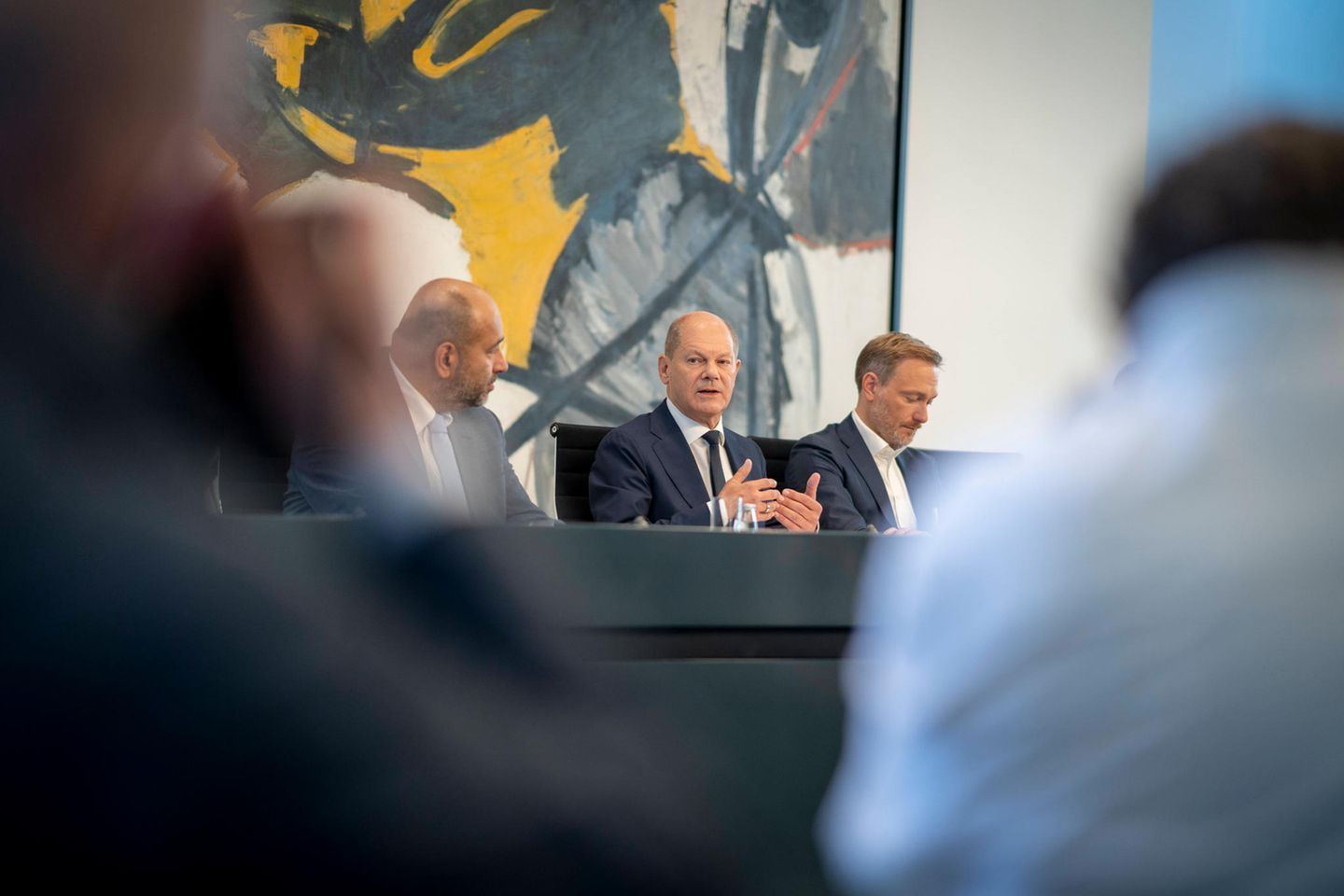 Grünen Parteichef Nouripour, Kanzler Scholz und FDP-Chef Lindner (v.l.n.r.) erläutern die Entlastungspläne der Regierung