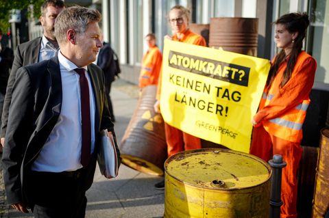 Wirtschaftsminister Robert Habeck (Grüne) wird am Montag von Greenpeace-Protestanten begrüßt