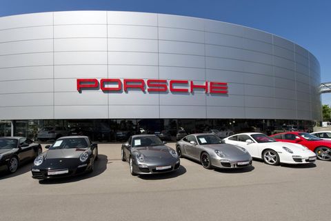 Porsche-Autos vor der Zentrale des Autobauers in Stuttgart-Zuffenhausen