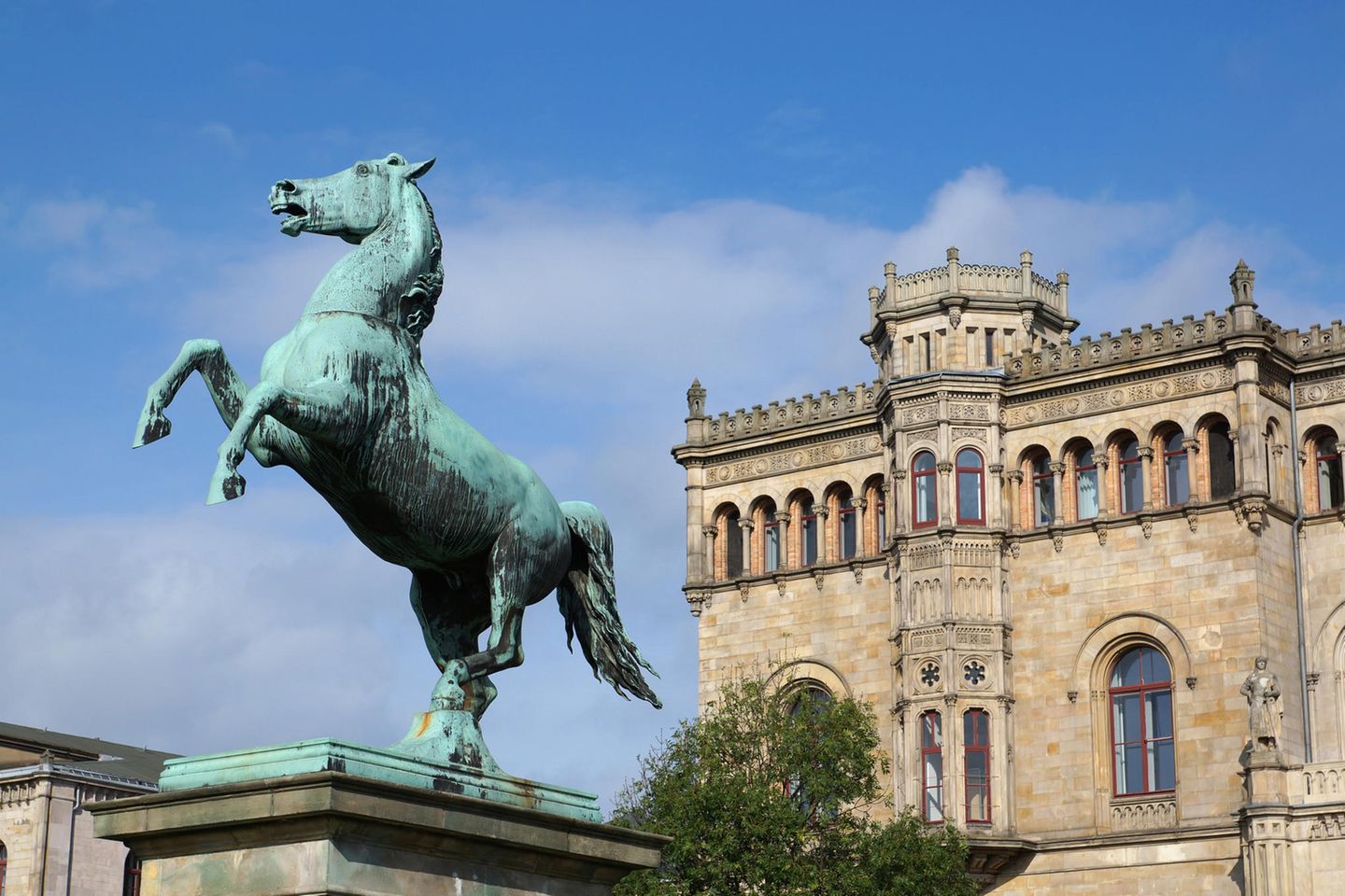 Beste Arbeitgeber: Niedersachsenross vor der Leibniz-Universität Hannover. Die Uni ist die größte Lehranstalt des Bundeslandes Niedersachsenross vor der Leibniz-Universität Hannover. Die Uni ist die größte Lehranstalt des Bundeslandes