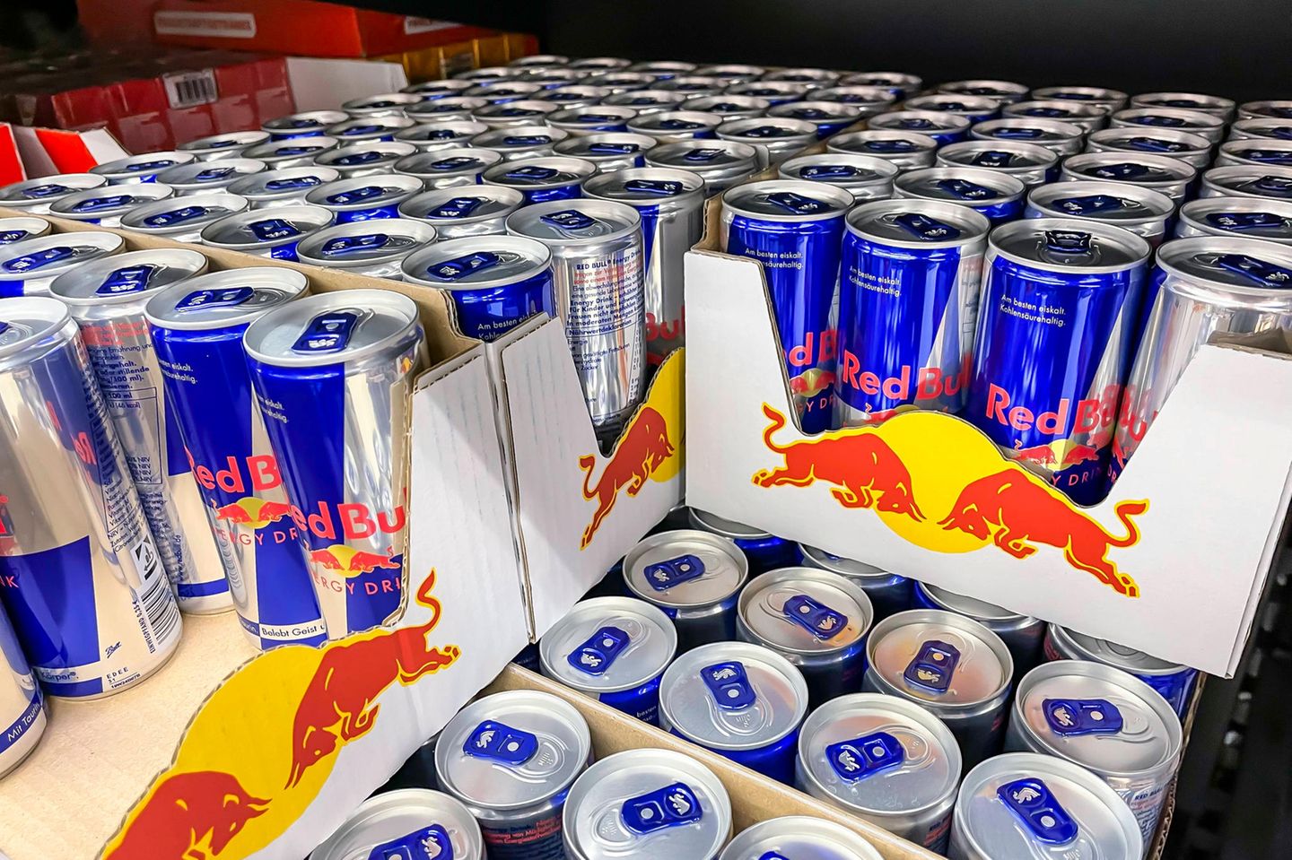 Die charakteristischen Dosen des österreichischen Getränkeherstellers Red Bull. In Deutschland hat das Unternehmen seinen Hauptsitz in München