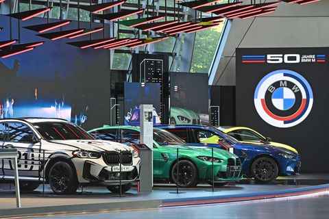 BMW-Neuwagen im Showroom der BMW-Welt