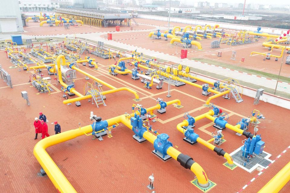 Auch Platz vier ging an einen Ölkonzern. Die China National Petroleum Corporation wies den Angaben zufolge bis März 2022 einen Jahresumsatz von umgerechnet rund 411 Mrd. Dollar aus. Auf die 145 Unternehmen aus China und Taiwan entfielen laut „Fortune“ 31 Prozent aller Umsätze der „Global 500“-Liste. Der Gesamtumsatz des Rankings entsprach den Angaben zufolge mehr als einem Drittel des weltweiten Bruttoinlandsprodukts.