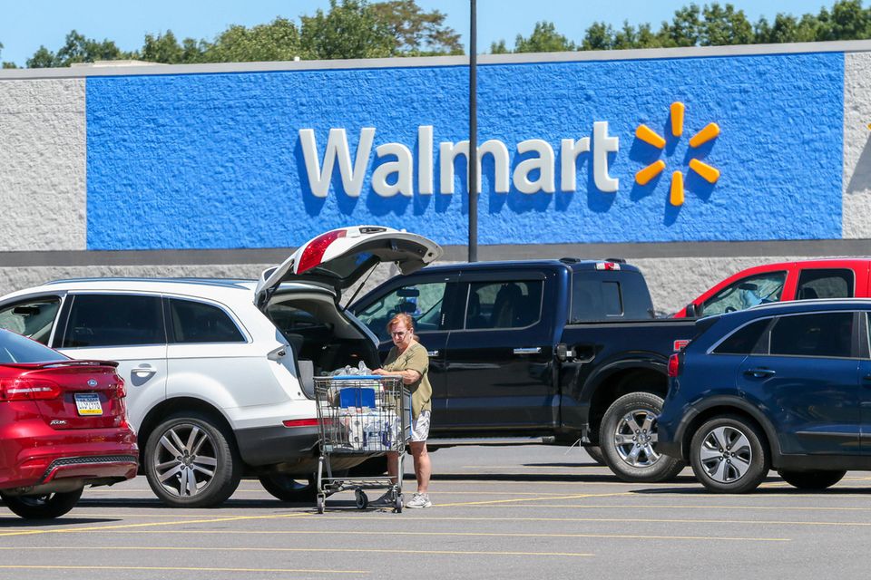Walmart wurde von „Fortune“ zum neunten Mal in Folge zum umsatzstärksten Konzern der Welt gekürt. Der Handelsriese übersprang dabei erneut als einziges Unternehmen die Marke von 500 Milliarden Dollar. Es steigerte seinen Umsatz den Angaben zufolge von 559 auf 573 Mrd. Dollar. Sollte es bei diesem Wachstum bleiben, könnte Amazon allerdings bereits 2023 oder 2024 an Walmart vorbeiziehen.