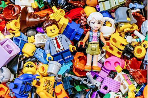 Volle Auswahl: ein Becken mit Lego-Figuren im „Lego House“