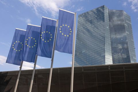 Vor dem Sitz der EZB in Frankfurt wehen Europa-Flaggen im Wind
