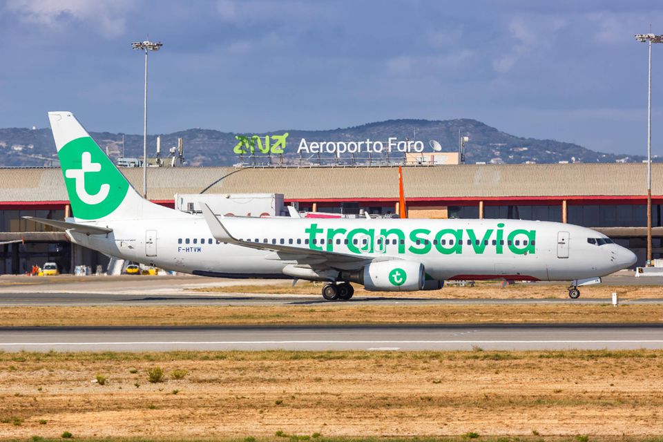 Eine Transavia-Maschine auf dem Flughafen Faro