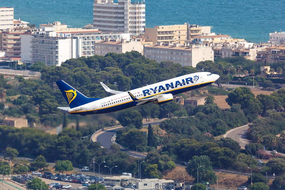 Eine Ryanair-Maschine hebt vom Flughafen Palma de Mallorca ab