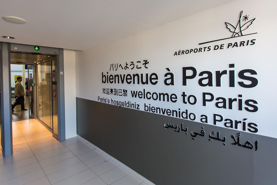 Bienvenue à Paris steht auf einem Schild am Pariser Flughafen Charles de Gaulle