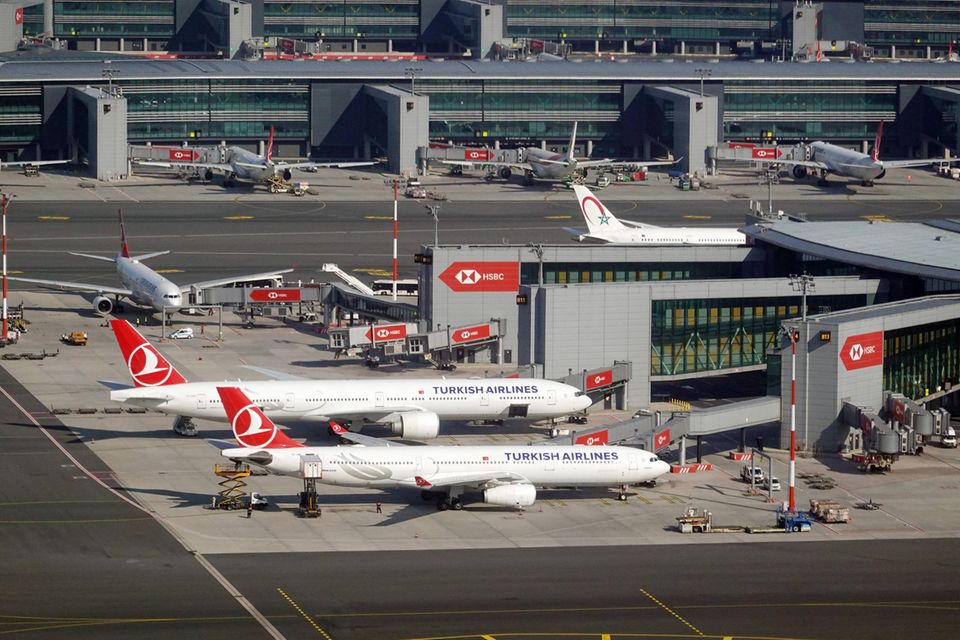 Flugzeuge von Turkish Airlines auf dem Flughafen in Istanbul