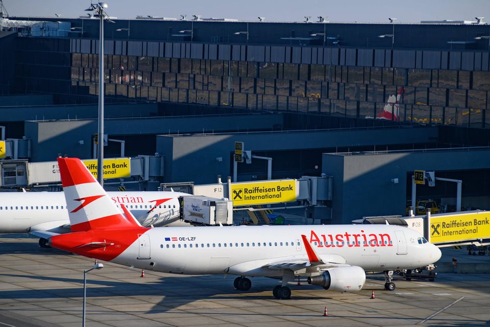 Maschinen der Austrian Airlines stehen am Wiener Flughafen Schwechat