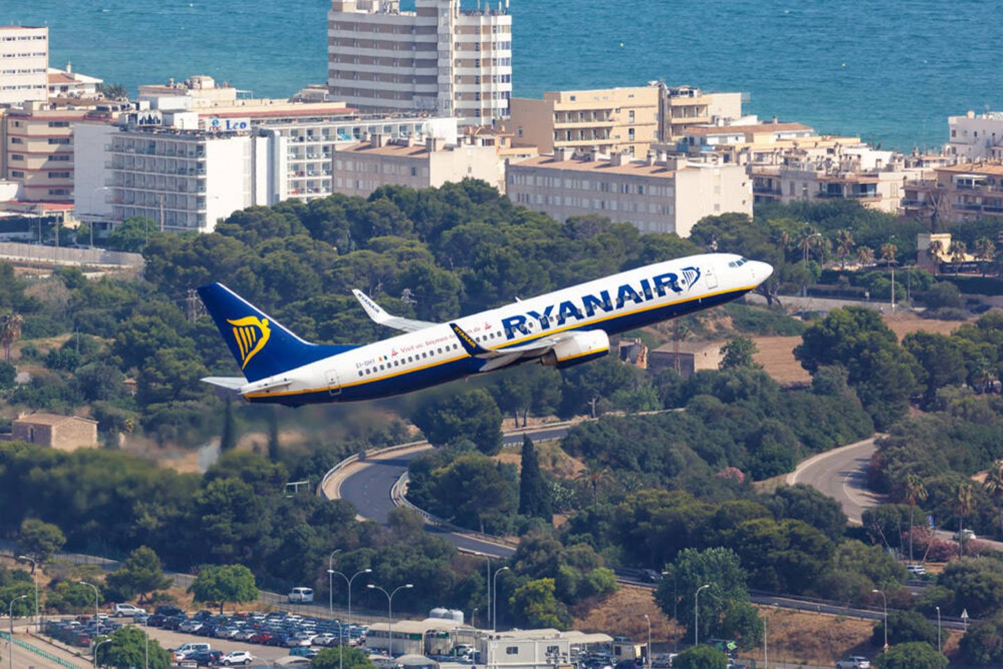 Eine Ryanair-Maschine hebt vom Flughafen Palma de Mallorca ab