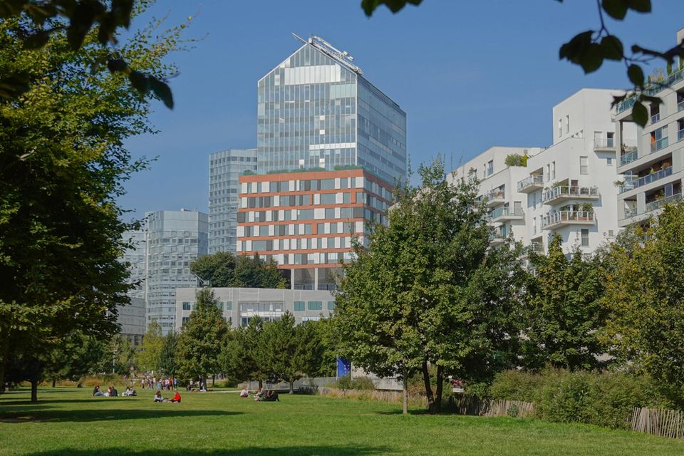 Steil nach oben ging es auch für Paris. Es hatte 2021 noch auf Platz 42 gelegen. Ein Jahr später reichte es bereits für Rang 19. Die Experten vergaben 11,1 zusätzliche Punkte und hoben die Endnote der französischen Hauptstadt auf 93,6 Punkte an.
