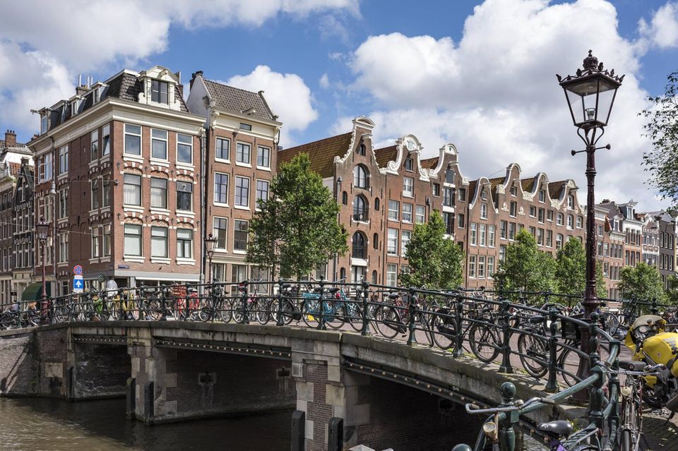Zwei Städte aus den Top 10 des Lebensqualität-Rankings waren 2022 auch in den Aufsteiger-Charts vertreten. Dazu gehörte Amsterdam. EIU hatte die niederländische Metropole auf Platz neun eingeordnet, 21 Ränge höher als im Vorjahr. Bei der Gesundheitsversorgung vergaben die Experten die Bestnote. Seinen mit 90,0 Punkten niedrigsten Wert erreichte Amsterdam bei der Stabilität. Am Ende belief sich der Indexwert auf 95,3 Punkte, 11,2 Punkte mehr als im Vorjahr.