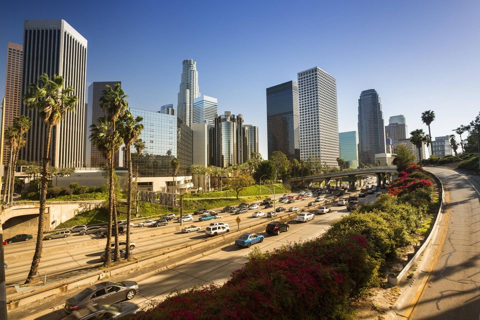 Keine Stadt aus den Vereinigten Staaten war 2022 in den Top 10 der EIU vertreten. Dafür schaffte es zumindest Los Angeles auf Platz zehn der Städte, die sich am stärksten verbessern konnten. Die Westküstenmetropole stieg um 18 Plätze auf Rang 37. Ihr Gesamtergebnis erhöhte sich um 10,6 auf 88,6 Punkte.