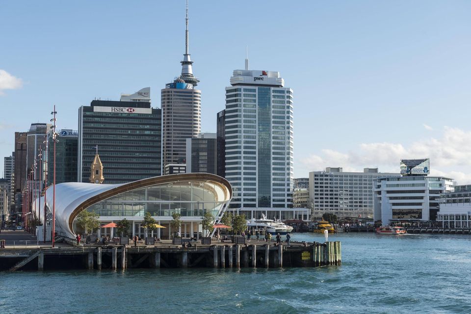Der wahre Verlierer in dem Ranking der lebenswertesten Städte war Neuseeland. Das hatte sich 2021 unter anderem mit harten Einreiserestriktionen noch als früher Gewinner unter den Metropolen weltweit hervorgetan. Die EIU-Experten belohnten das im Raking 2021 mit dem ersten Platz. Ein Jahr später aber sahen sie Auckland mit minus 6,8 Punkten nur noch auf Platz 34.