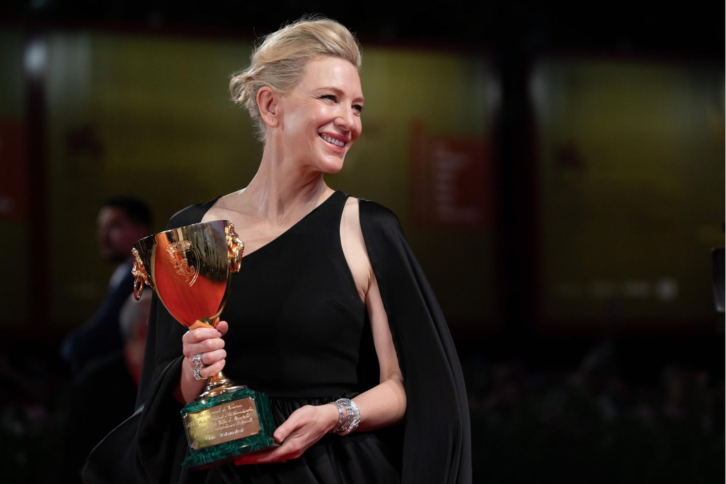 Cate Blanchett mit dem Preis für die beste Darstellerin