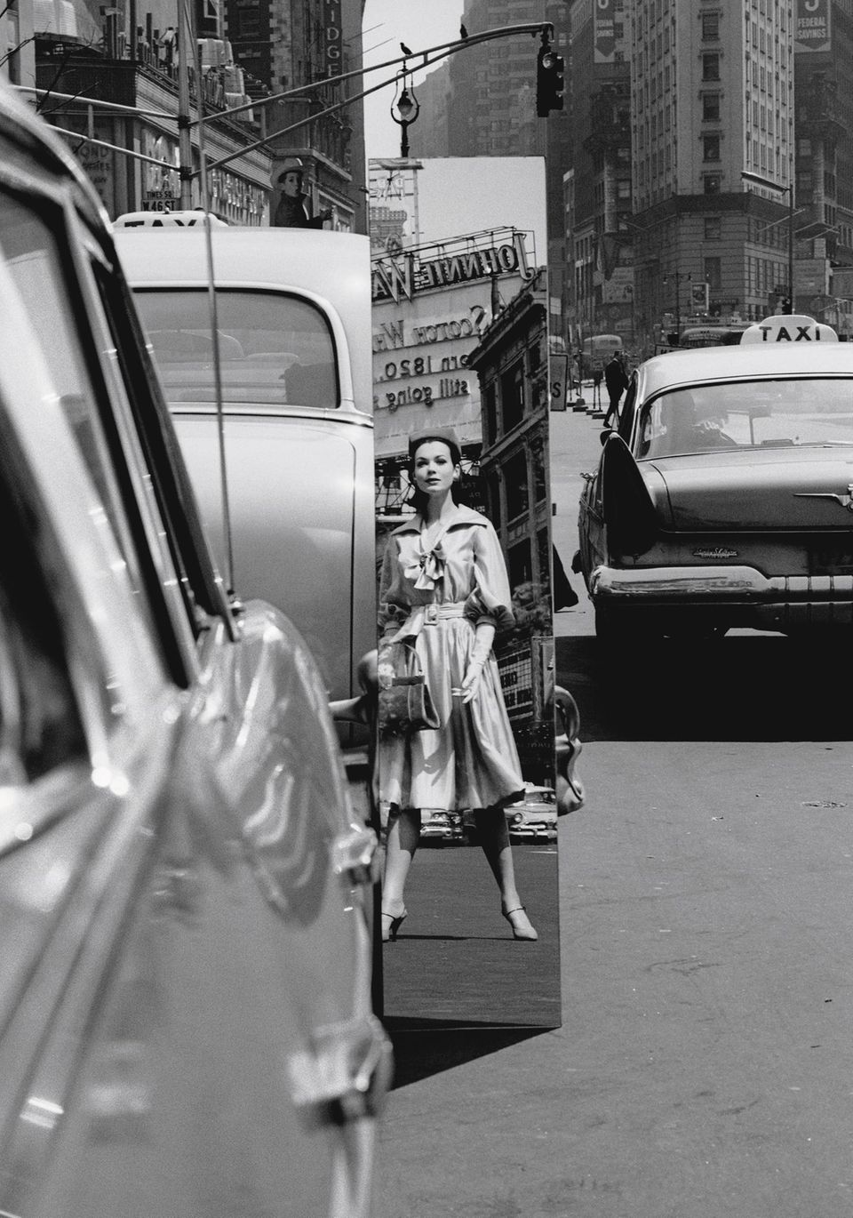 „Sandra + Mirror“, Times Square, New York, 1959 (für „Vogue“)