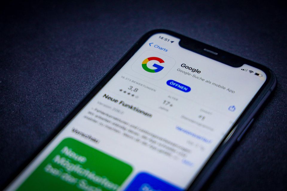 Bei Alphabet hingegen dominiert das Anfangsprodukt auch heute noch die Umsätze. 58 Prozent entfielen laut Statista 2021 auf die Suchmaschine Google. Mitgliedschaften im Google-Network folgten weit abgeschlagen mit zwölf Prozent auf Platz zwei. Werbung auf der Videoplattform YouTube, die zunehmend wegen TikTok unter Druck gerät, generierte elf Prozent der weltweiten Umsätze des Tech-Giganten. Weitere Google-Services belegten mit elf Prozent Platz vier der wichtigsten Sparten, gefolgt von „Sonstiges“ mit acht Prozent.